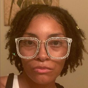 Meet your Posher, Monique